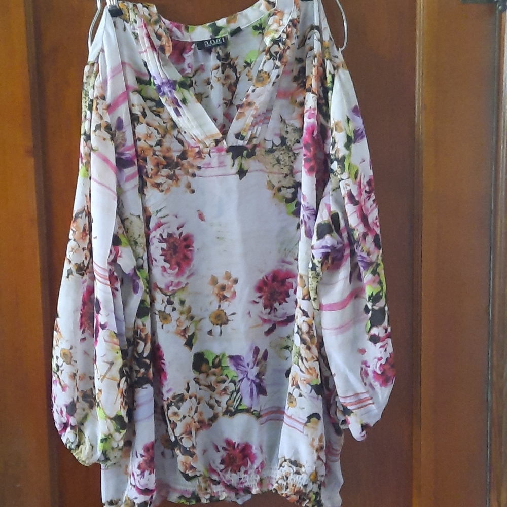 EUC Women's plus size floral blouse
